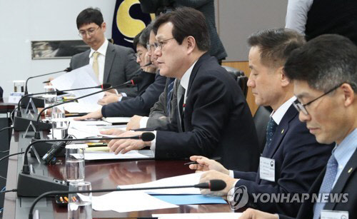 최종구 금융위원장(오른쪽 세번째)이 25일 오후 정부서울청사에서 금융협회 및 은행장 등이 참석해 열린 가계부채관리 점검회의에서 발언하고 있다. 연합뉴스 제공.